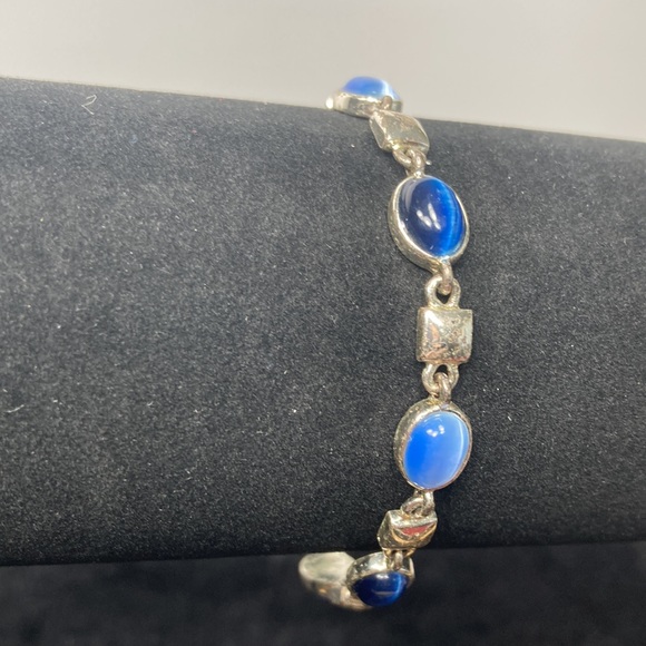 Blue Cats Eye Silver Tone Bracelet Light & Dark - Picture 3 of 13